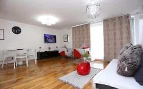 Hill House Riverview Apartment
